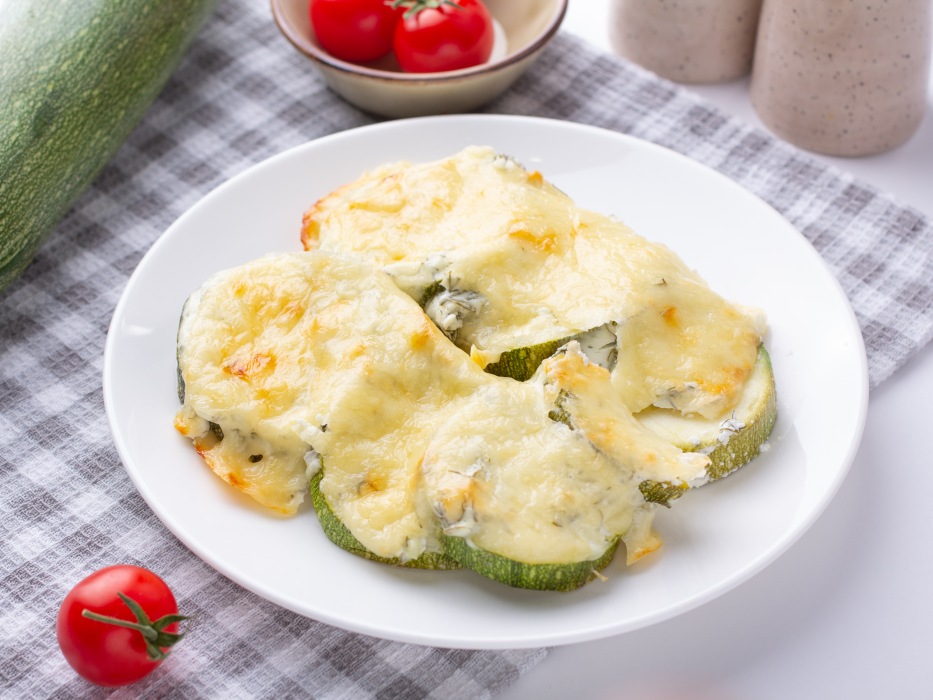 Кабачки в сметане в духовке: нежные под сырной корочкой
