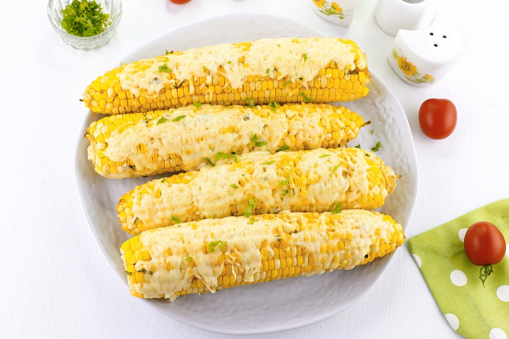 Сочная кукуруза в духовке с маслом и сыром: запекаем в фольге