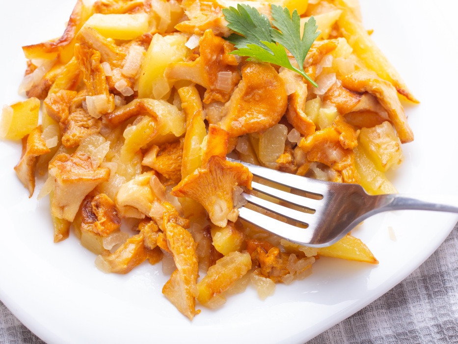 Лисички с картошкой на сковороде с луком