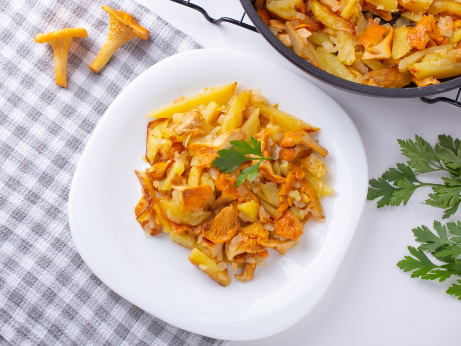 Лисички с картошкой на сковороде с луком
