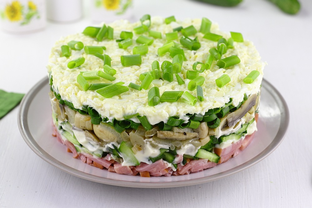 Салат с ветчиной и маринованными грибами: эффектная подача слоями