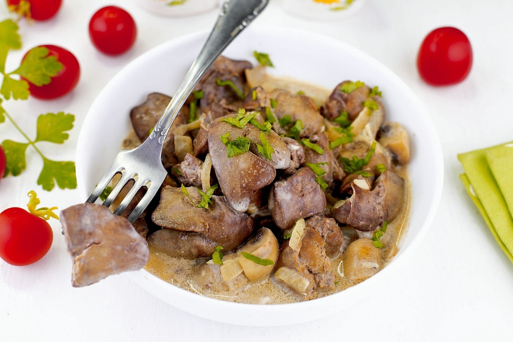 Куриная печень с грибами и луком на сковороде