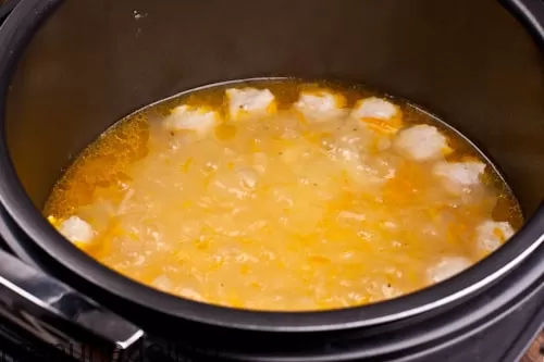 Кипящий суп с фрикадельками и вермишелью в мультиварке